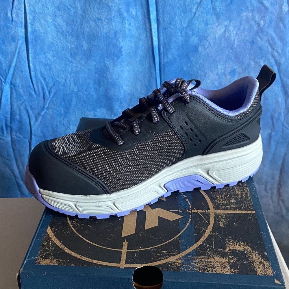 Black and White Athletic Shoes sz 9.5, SL1-128s005